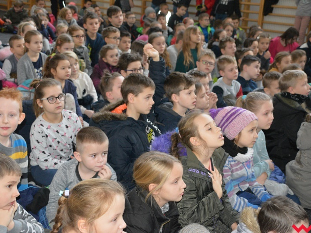 Mundurowi spotkali się z dzieciakami. Te już wiedzą, co zrobić, by ferie były bezpieczne