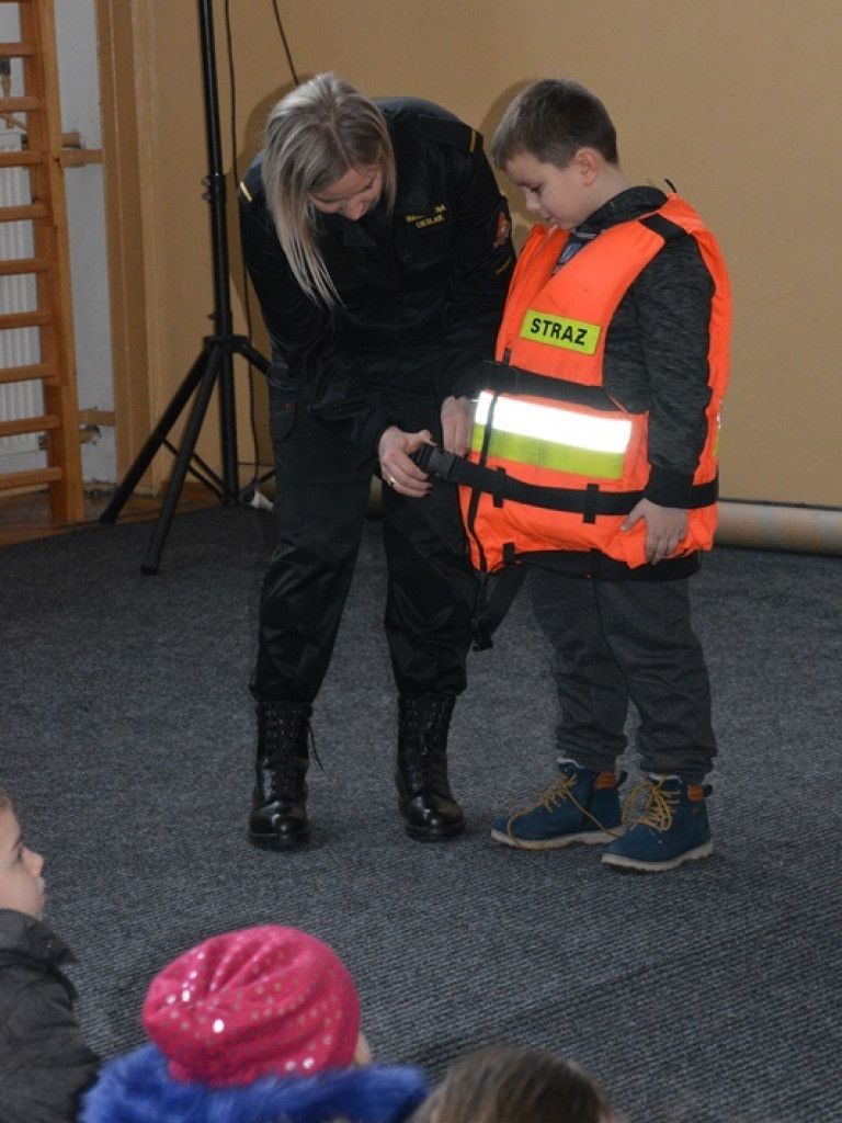 Mundurowi spotkali się z dzieciakami. Te już wiedzą, co zrobić, by ferie były bezpieczne