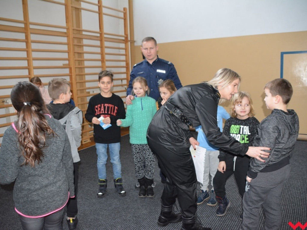 Mundurowi spotkali się z dzieciakami. Te już wiedzą, co zrobić, by ferie były bezpieczne