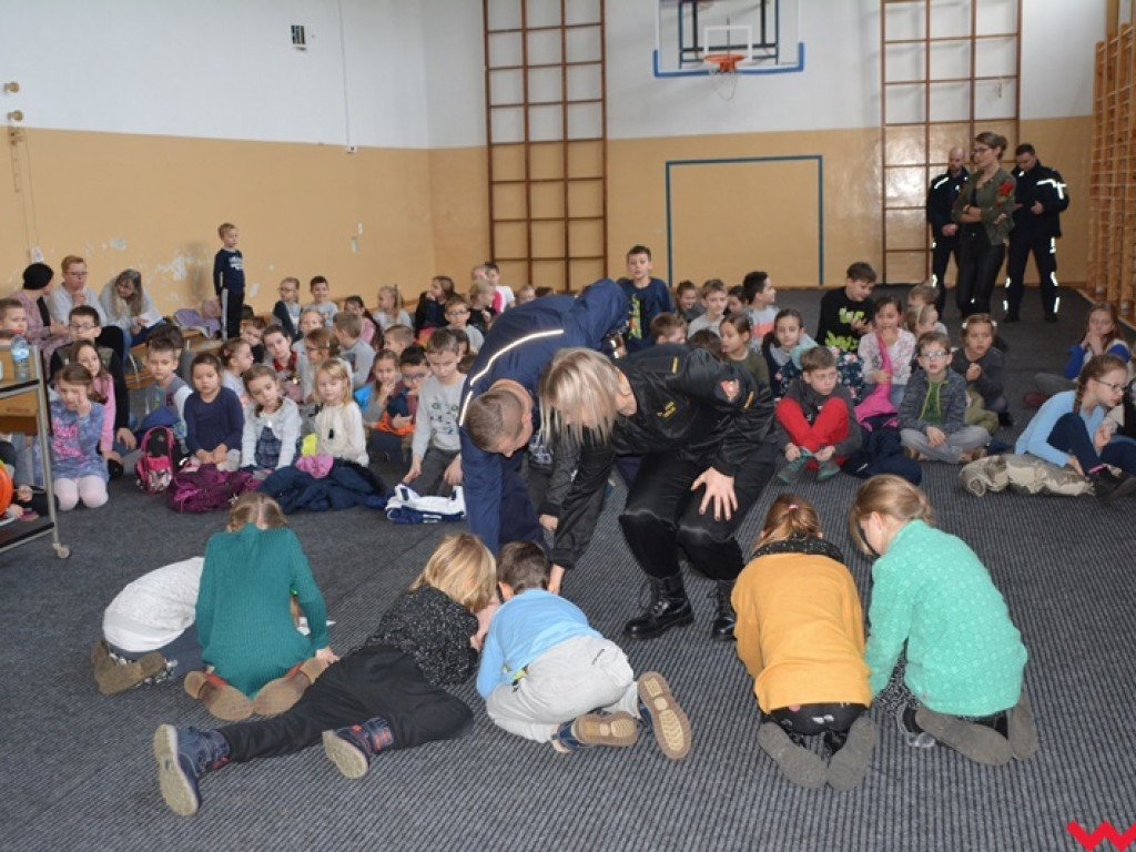Mundurowi spotkali się z dzieciakami. Te już wiedzą, co zrobić, by ferie były bezpieczne