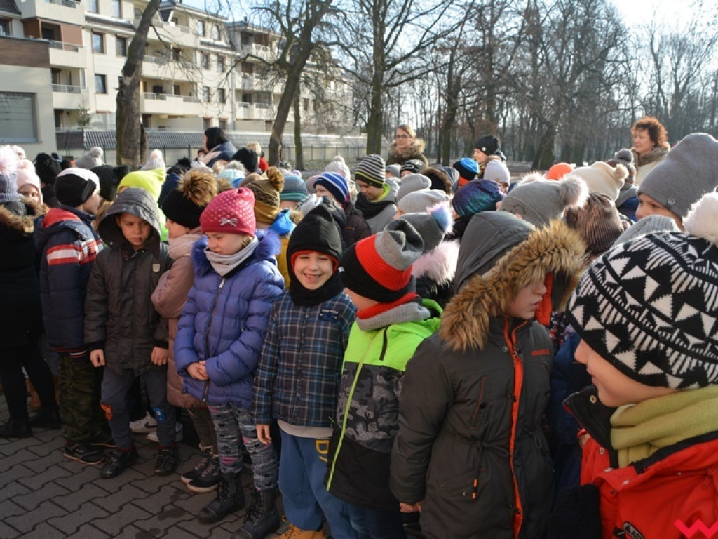 Mundurowi spotkali się z dzieciakami. Te już wiedzą, co zrobić, by ferie były bezpieczne