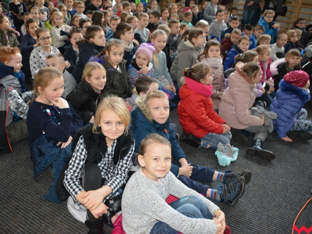 Mundurowi spotkali się z dzieciakami. Te już wiedzą, co zrobić, by ferie były bezpieczne