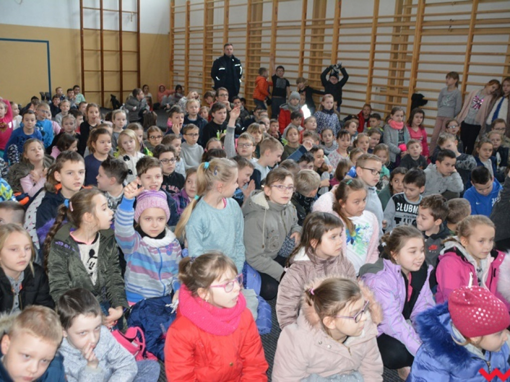 Mundurowi spotkali się z dzieciakami. Te już wiedzą, co zrobić, by ferie były bezpieczne