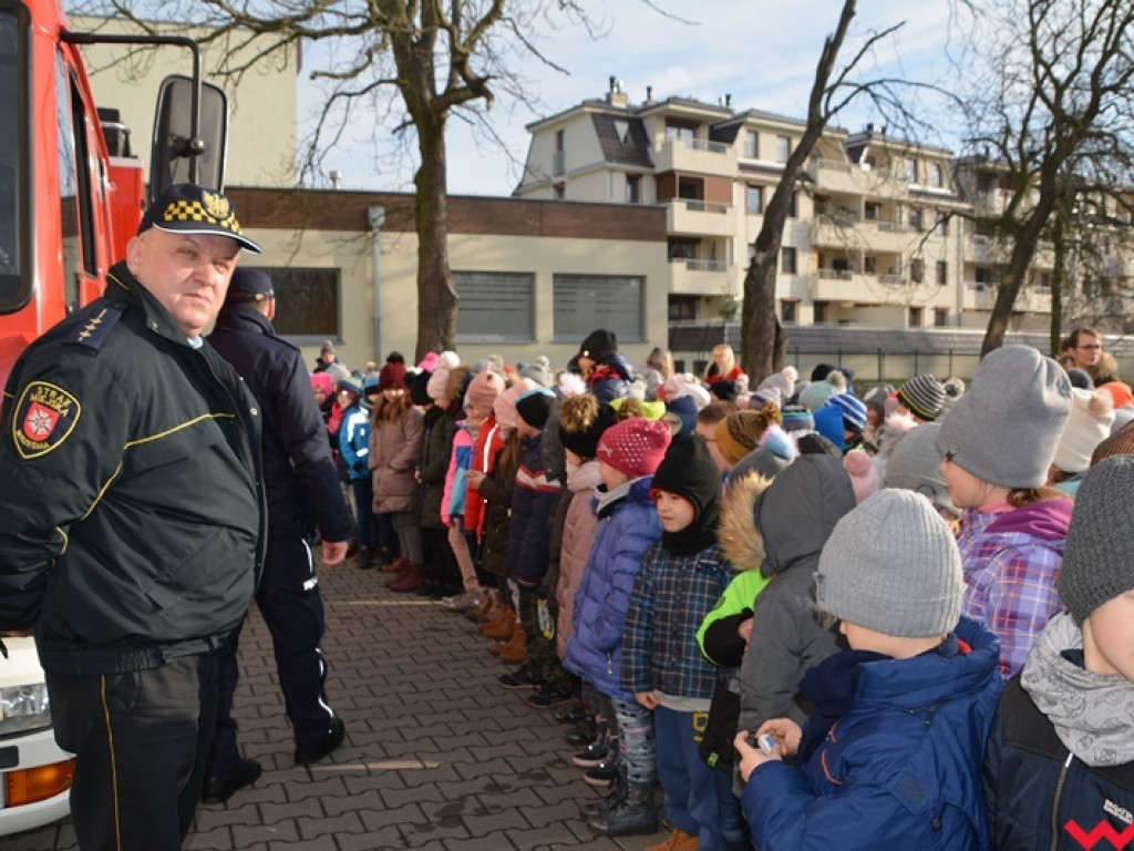 Mundurowi spotkali się z dzieciakami. Te już wiedzą, co zrobić, by ferie były bezpieczne