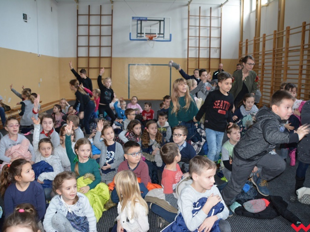 Mundurowi spotkali się z dzieciakami. Te już wiedzą, co zrobić, by ferie były bezpieczne