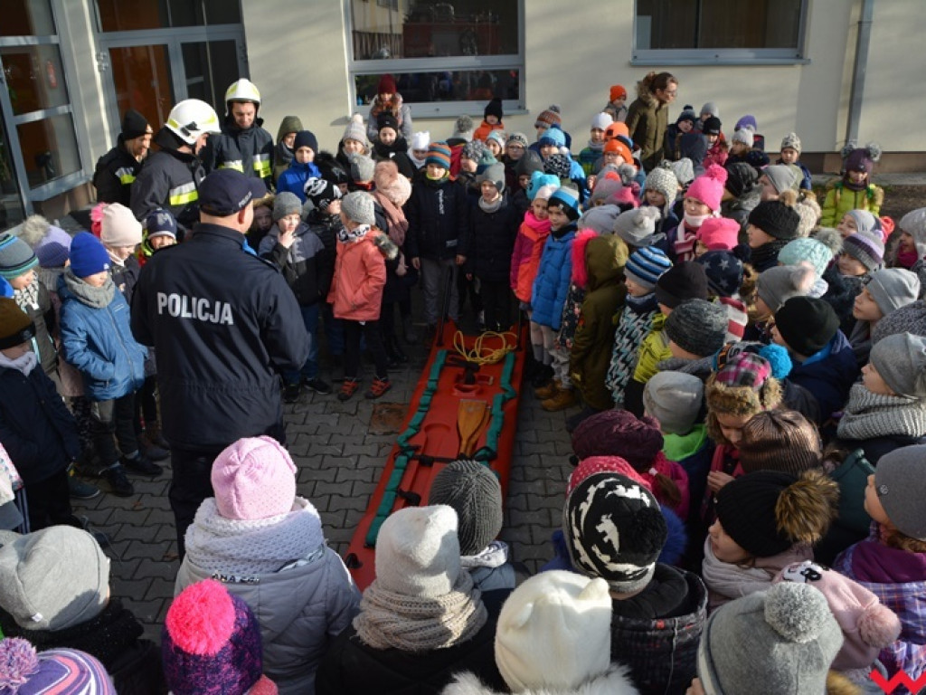 Mundurowi spotkali się z dzieciakami. Te już wiedzą, co zrobić, by ferie były bezpieczne