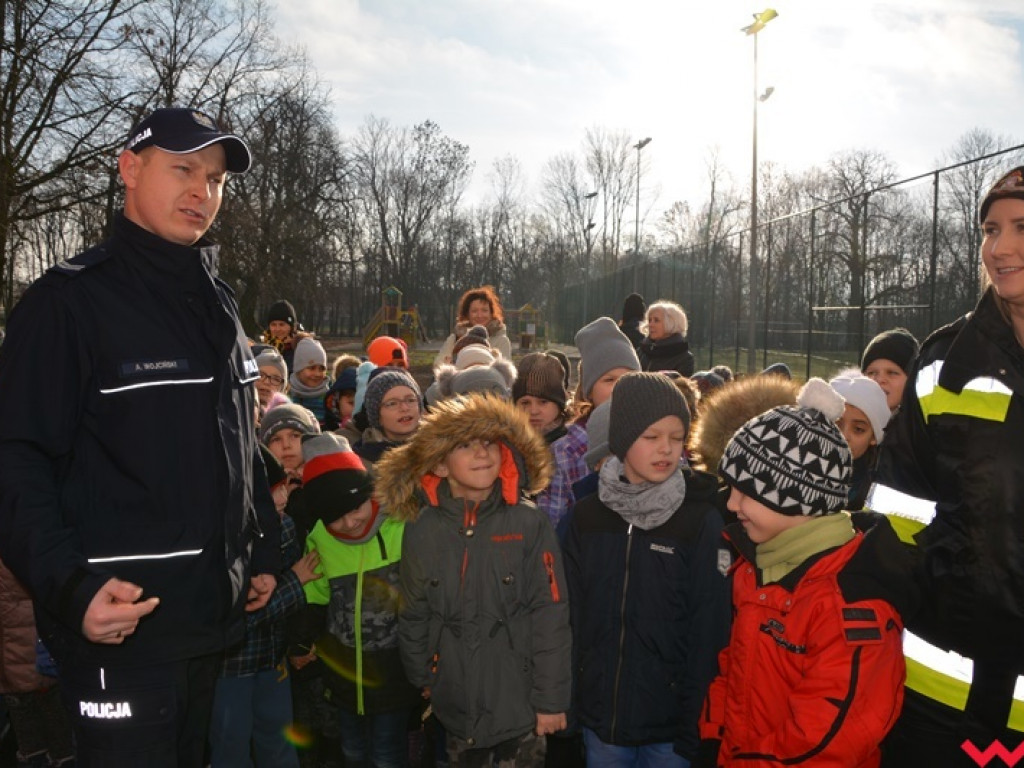Mundurowi spotkali się z dzieciakami. Te już wiedzą, co zrobić, by ferie były bezpieczne