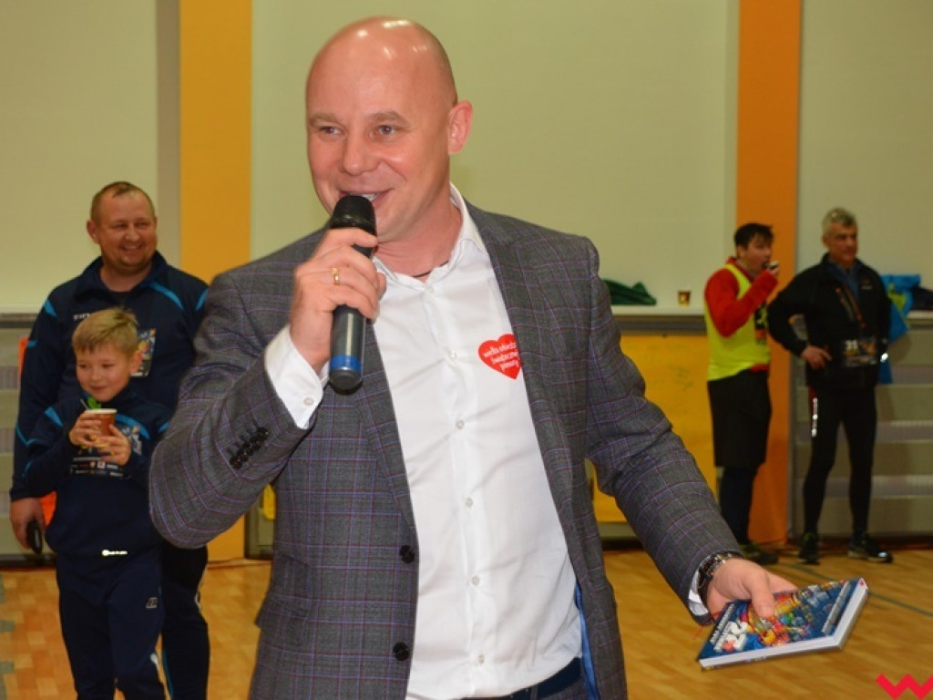 [WOŚP] Deszcz nie był w stanie zniechęcić biegaczy. Trwa Sztafeta po Światełko do Nieba