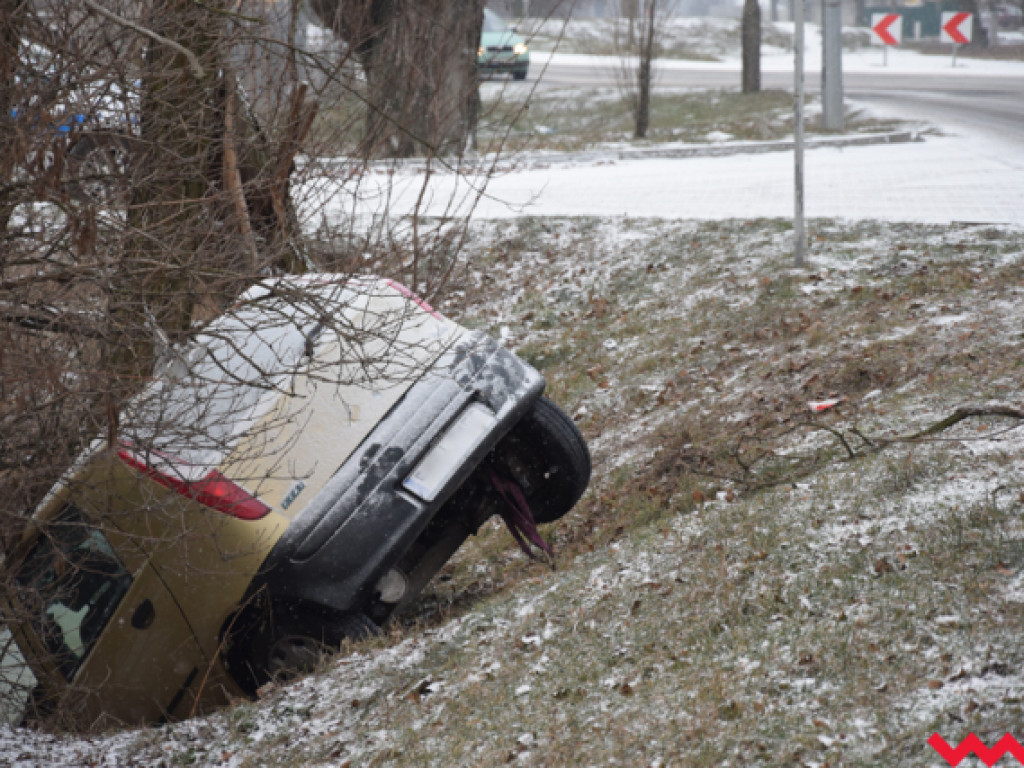 Ślisko na drogach! Kobieta w fiacie punto ścięła trzy znaki drogowe i wylądowała w rowie