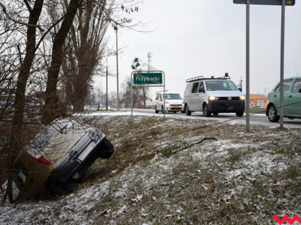 Ślisko na drogach! Kobieta w fiacie punto ścięła trzy znaki drogowe i wylądowała w rowie