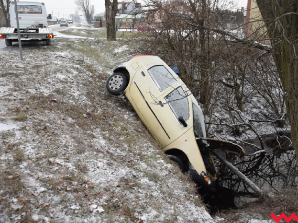 Ślisko na drogach! Kobieta w fiacie punto ścięła trzy znaki drogowe i wylądowała w rowie