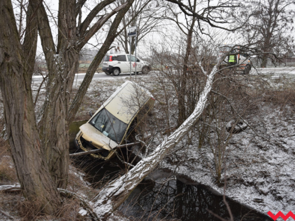 Ślisko na drogach! Kobieta w fiacie punto ścięła trzy znaki drogowe i wylądowała w rowie
