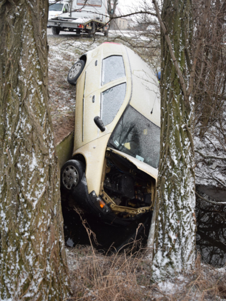 Ślisko na drogach! Kobieta w fiacie punto ścięła trzy znaki drogowe i wylądowała w rowie