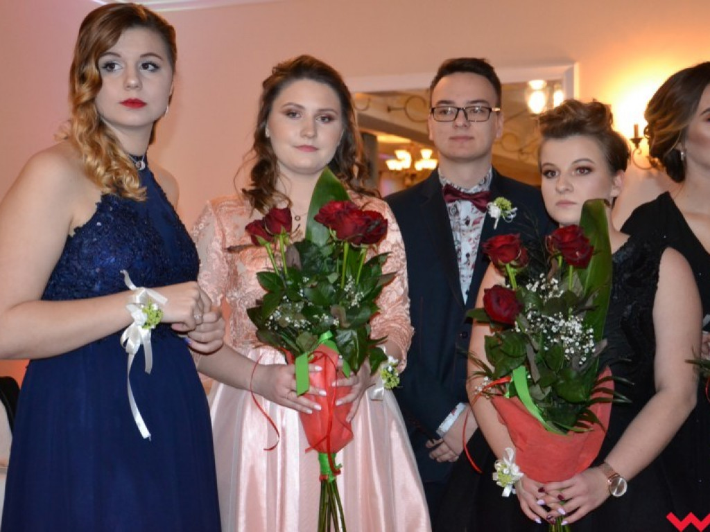 Matura coraz bliżej. Maturzyści „rolnika” zatańczyli poloneza