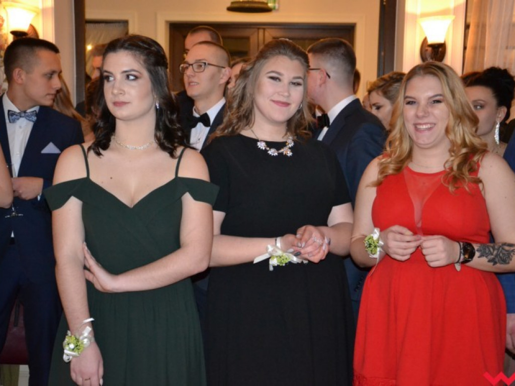Matura coraz bliżej. Maturzyści „rolnika” zatańczyli poloneza
