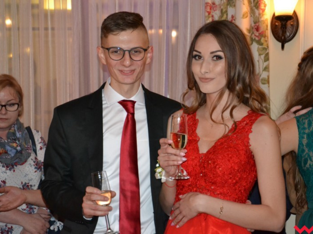 Matura coraz bliżej. Maturzyści „rolnika” zatańczyli poloneza