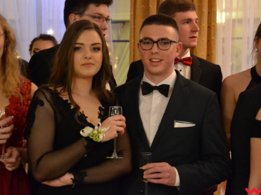 Matura coraz bliżej. Maturzyści „rolnika” zatańczyli poloneza