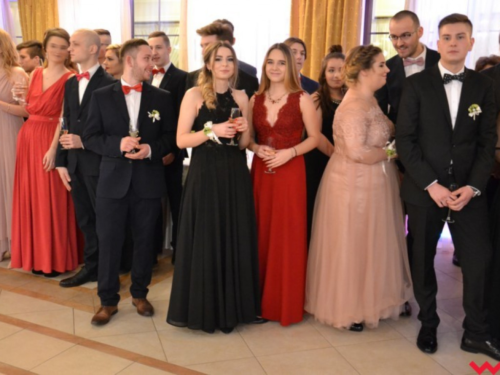 Matura coraz bliżej. Maturzyści „rolnika” zatańczyli poloneza