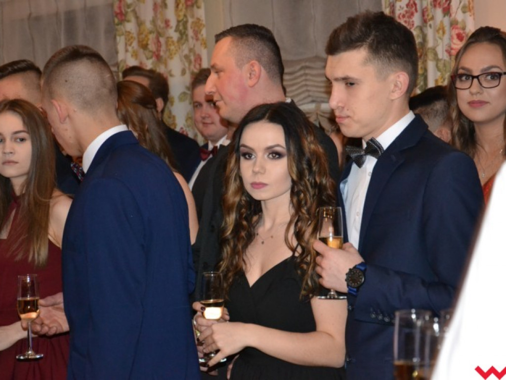 Matura coraz bliżej. Maturzyści „rolnika” zatańczyli poloneza