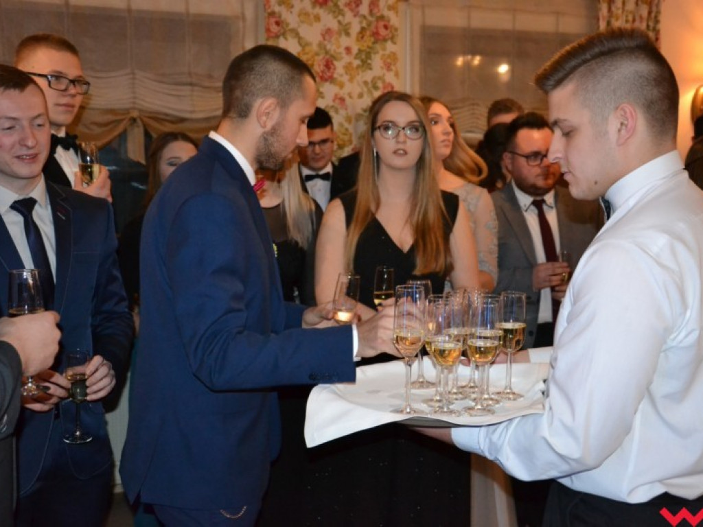 Matura coraz bliżej. Maturzyści „rolnika” zatańczyli poloneza