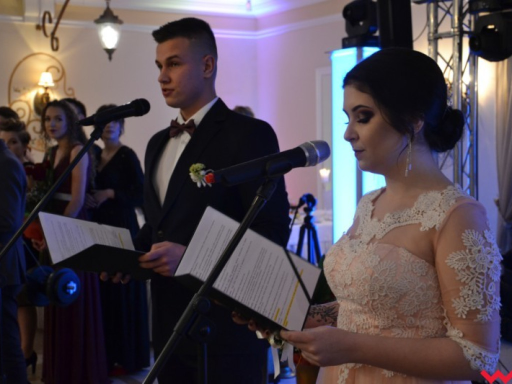 Matura coraz bliżej. Maturzyści „rolnika” zatańczyli poloneza
