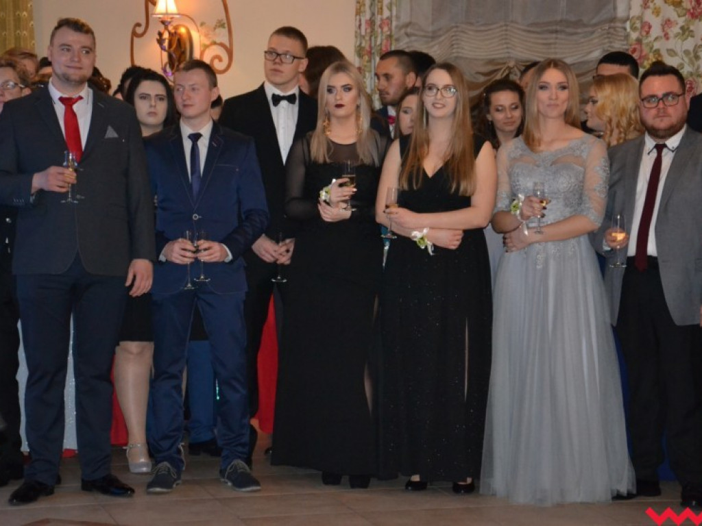 Matura coraz bliżej. Maturzyści „rolnika” zatańczyli poloneza