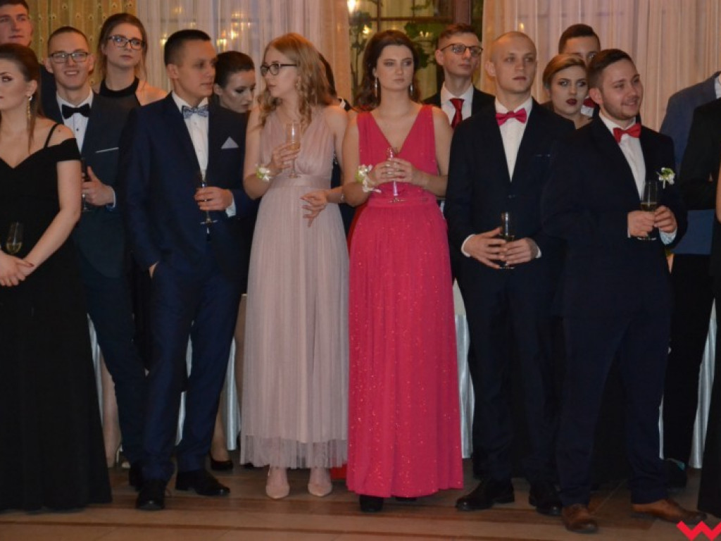 Matura coraz bliżej. Maturzyści „rolnika” zatańczyli poloneza