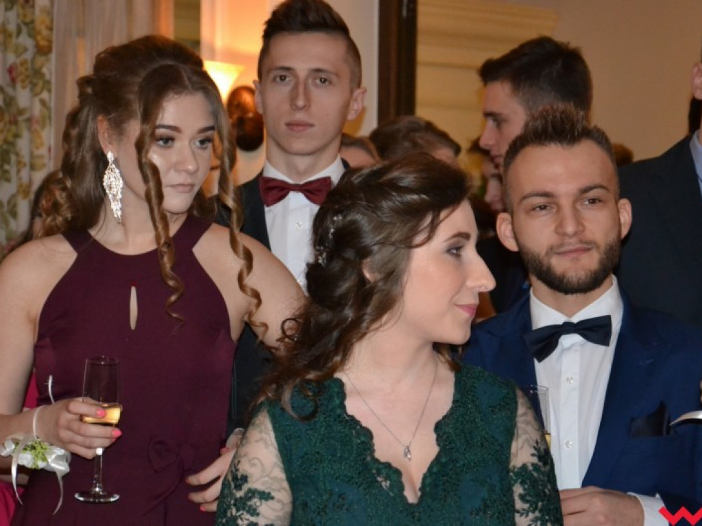 Matura coraz bliżej. Maturzyści „rolnika” zatańczyli poloneza