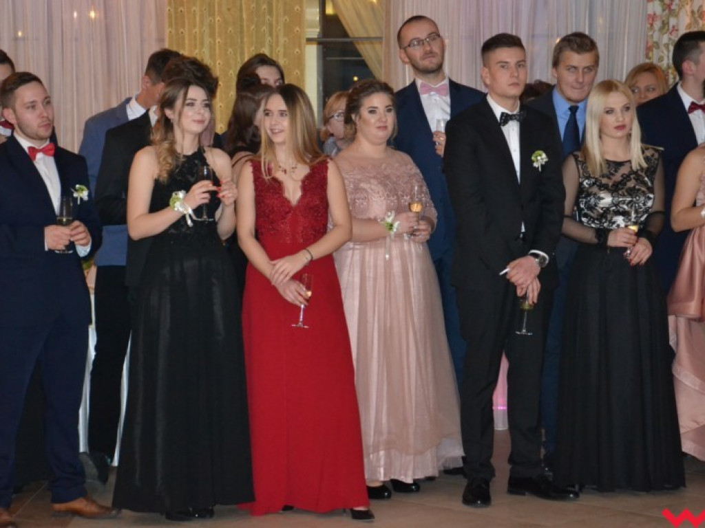 Matura coraz bliżej. Maturzyści „rolnika” zatańczyli poloneza