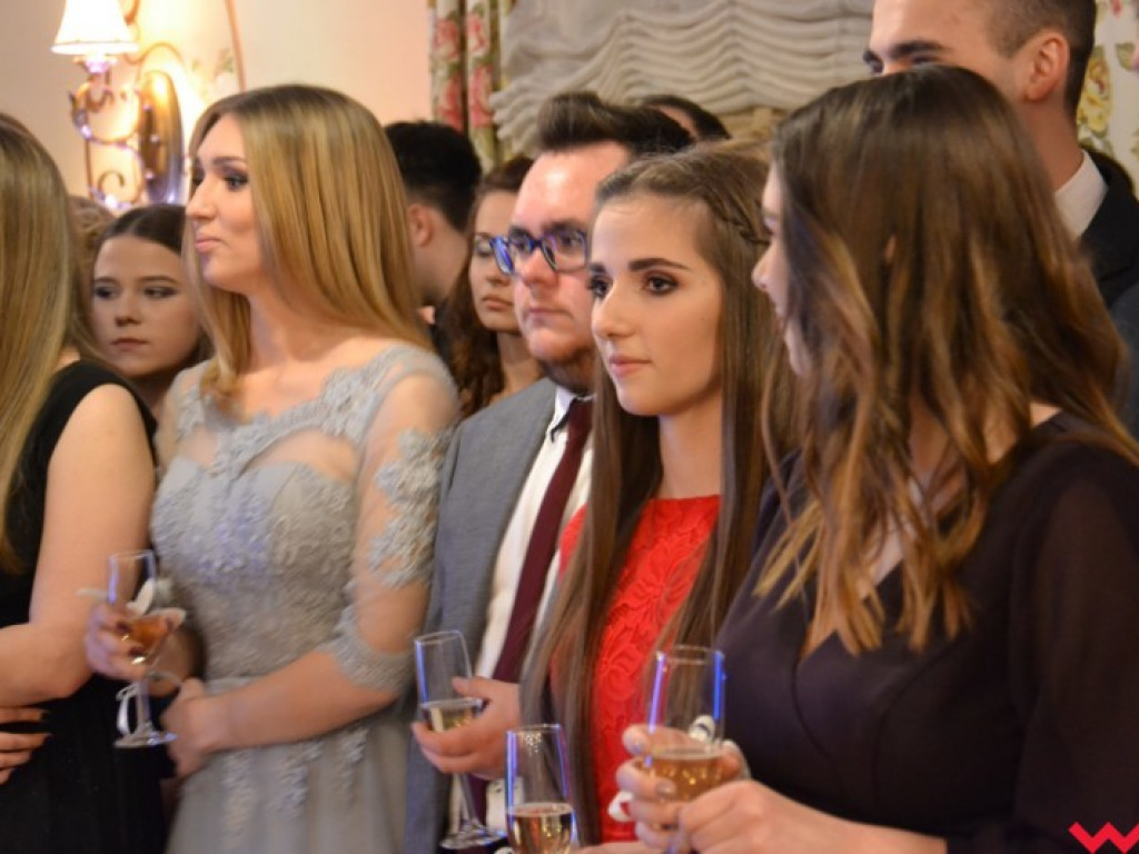 Matura coraz bliżej. Maturzyści „rolnika” zatańczyli poloneza