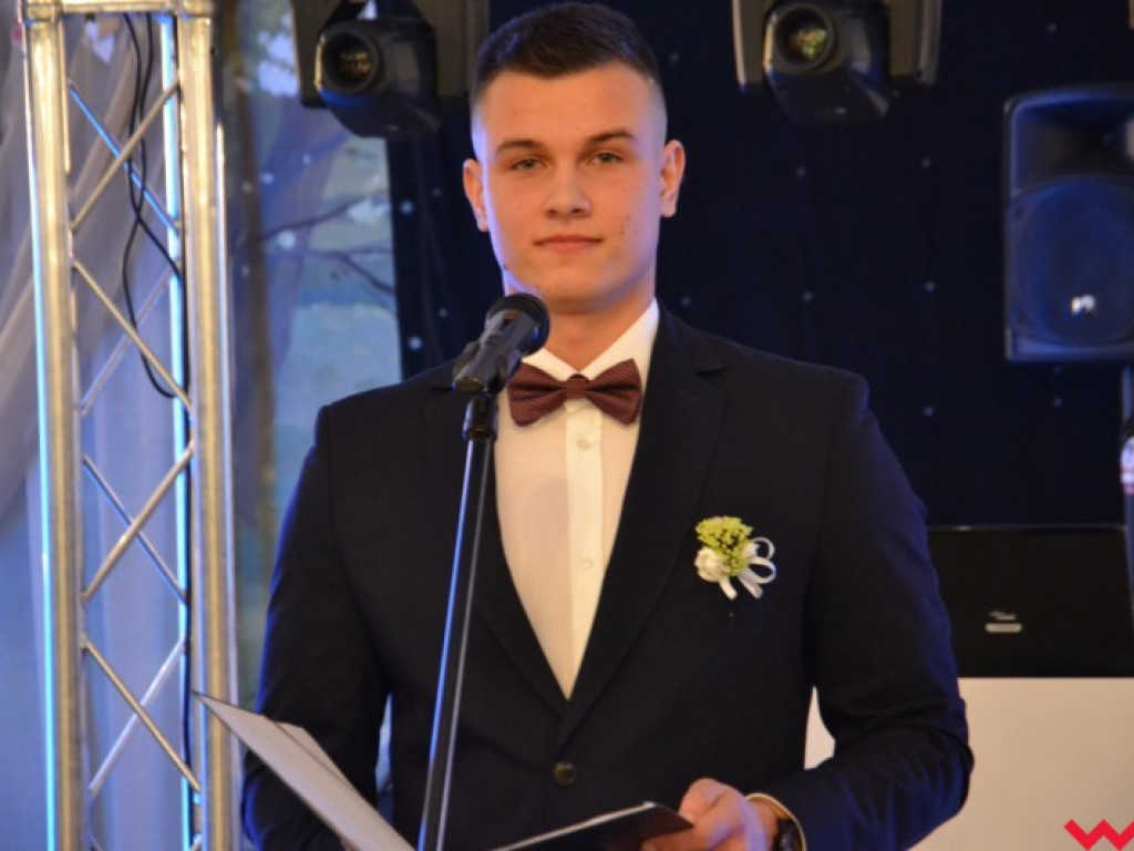 Matura coraz bliżej. Maturzyści „rolnika” zatańczyli poloneza