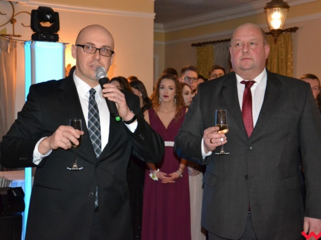 Matura coraz bliżej. Maturzyści „rolnika” zatańczyli poloneza