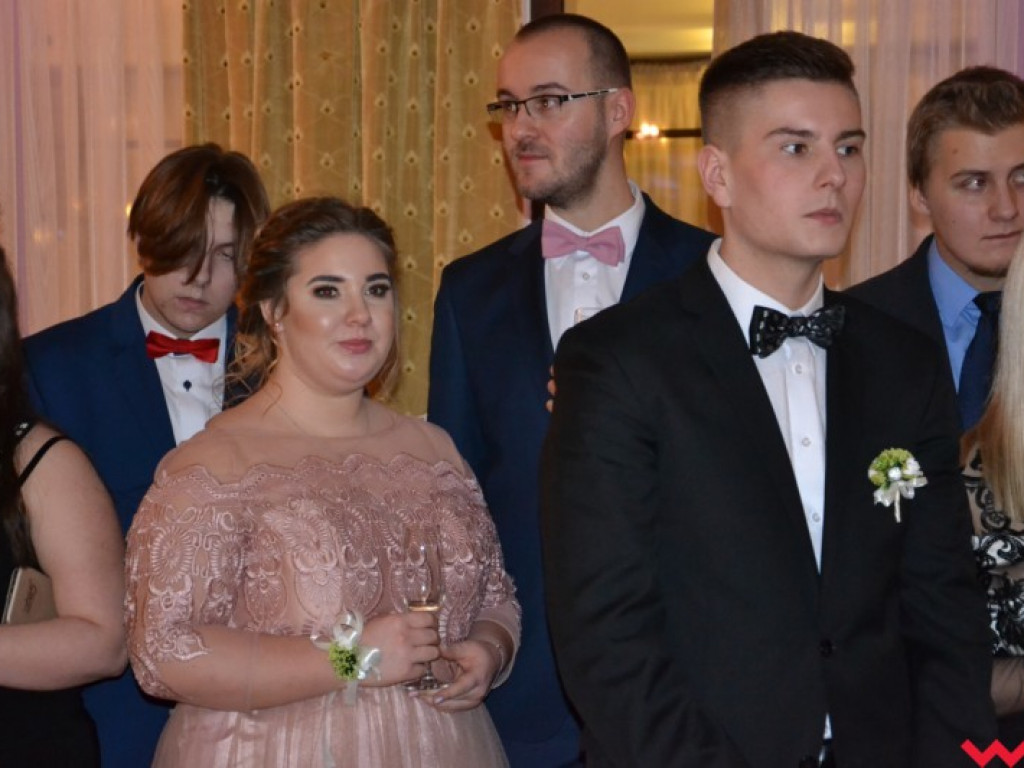 Matura coraz bliżej. Maturzyści „rolnika” zatańczyli poloneza