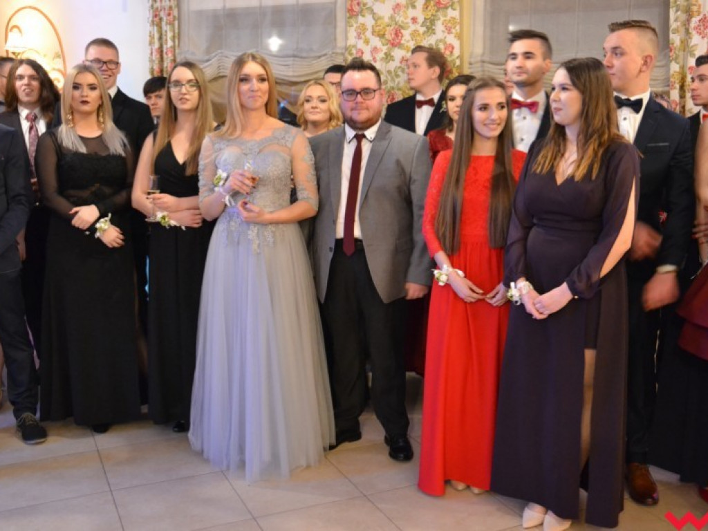 Matura coraz bliżej. Maturzyści „rolnika” zatańczyli poloneza
