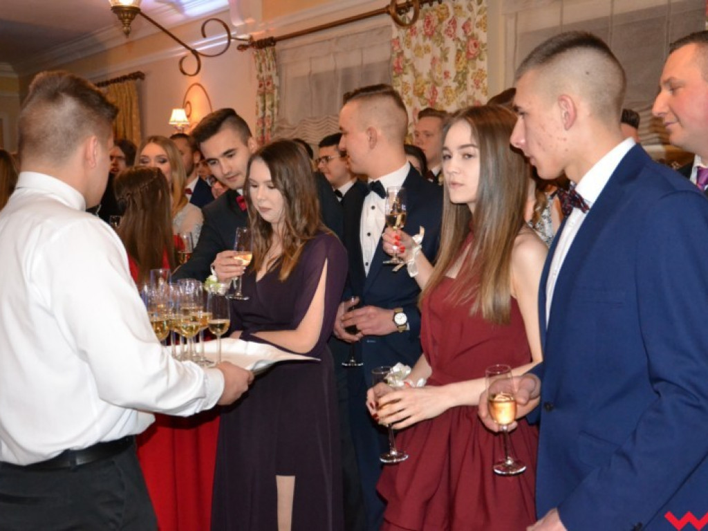 Matura coraz bliżej. Maturzyści „rolnika” zatańczyli poloneza