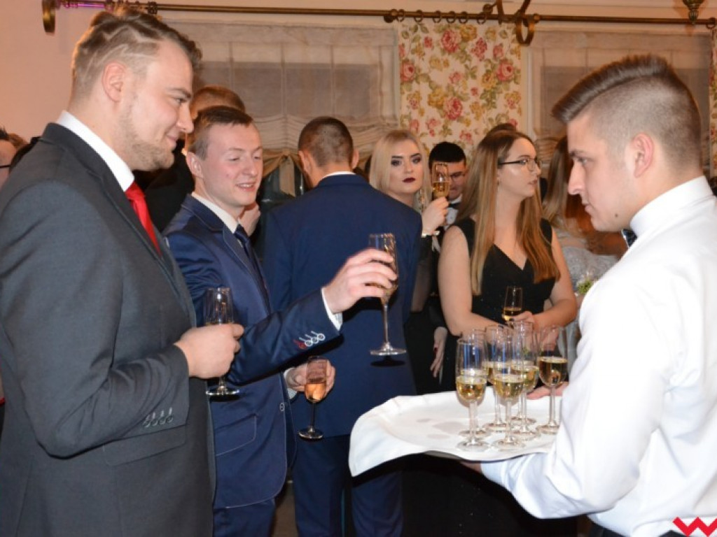 Matura coraz bliżej. Maturzyści „rolnika” zatańczyli poloneza