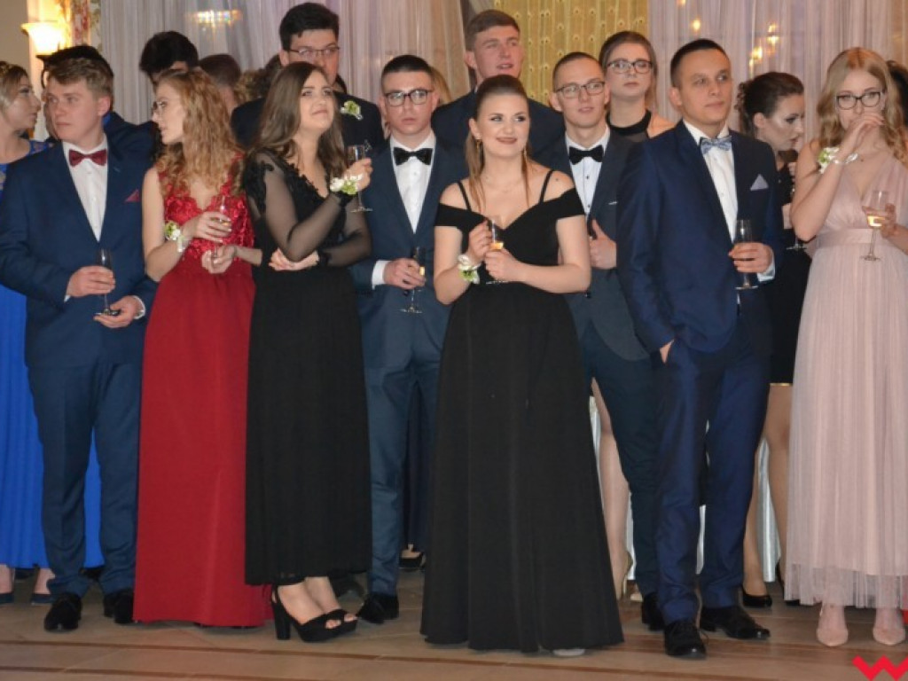 Matura coraz bliżej. Maturzyści „rolnika” zatańczyli poloneza