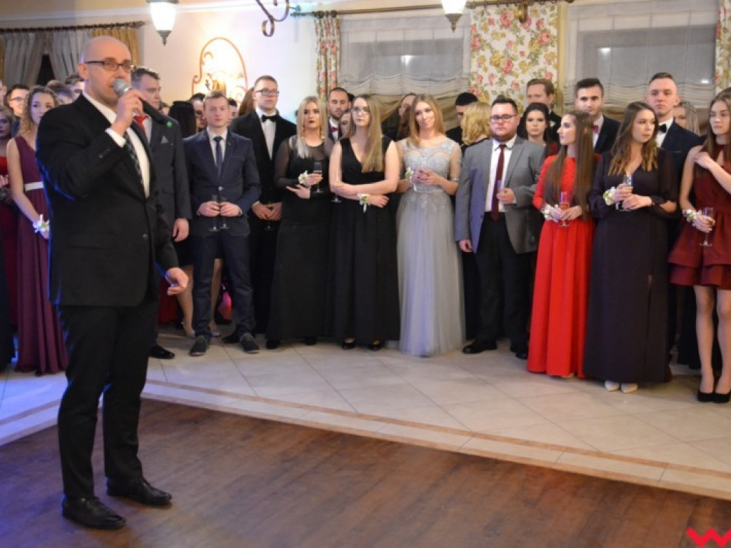 Matura coraz bliżej. Maturzyści „rolnika” zatańczyli poloneza