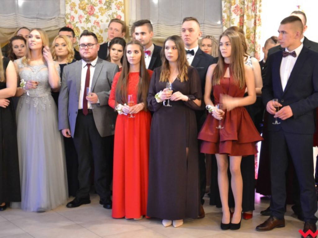 Matura coraz bliżej. Maturzyści „rolnika” zatańczyli poloneza