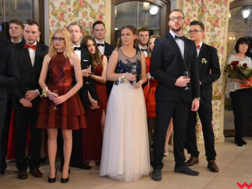 Matura coraz bliżej. Maturzyści „rolnika” zatańczyli poloneza