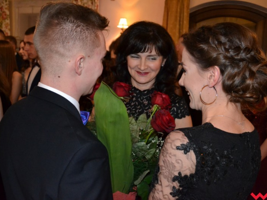 Matura coraz bliżej. Maturzyści „rolnika” zatańczyli poloneza