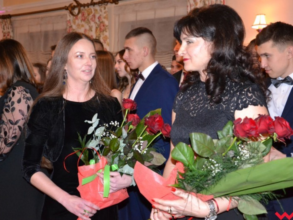 Matura coraz bliżej. Maturzyści „rolnika” zatańczyli poloneza