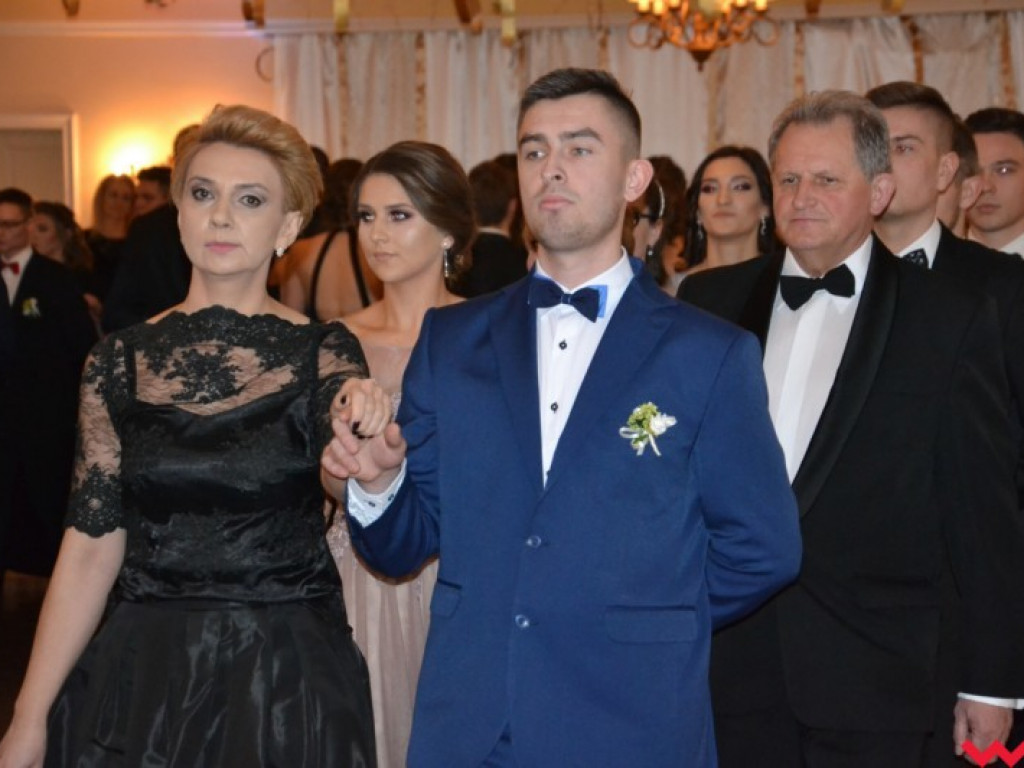Matura coraz bliżej. Maturzyści „rolnika” zatańczyli poloneza