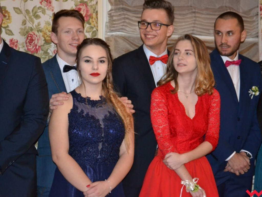Matura coraz bliżej. Maturzyści „rolnika” zatańczyli poloneza
