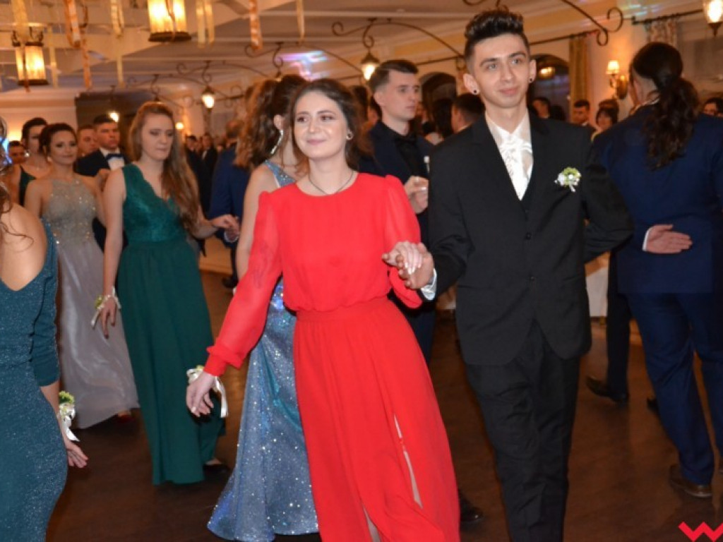 Matura coraz bliżej. Maturzyści „rolnika” zatańczyli poloneza