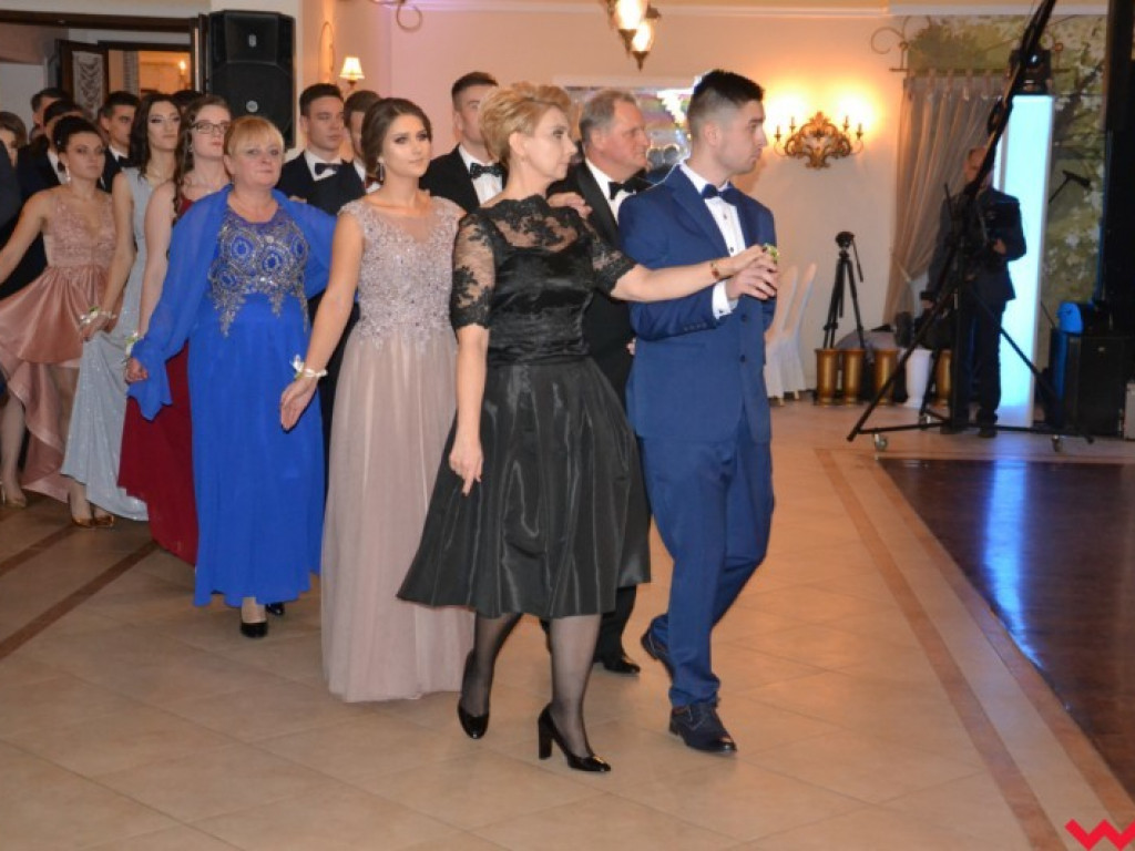 Matura coraz bliżej. Maturzyści „rolnika” zatańczyli poloneza