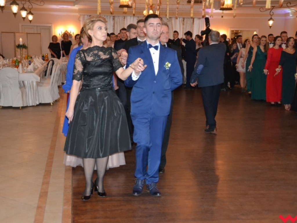 Matura coraz bliżej. Maturzyści „rolnika” zatańczyli poloneza