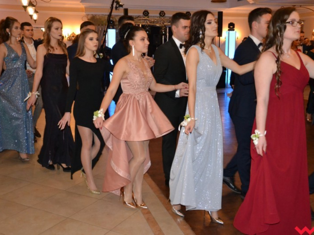 Matura coraz bliżej. Maturzyści „rolnika” zatańczyli poloneza