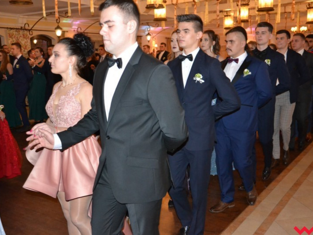Matura coraz bliżej. Maturzyści „rolnika” zatańczyli poloneza