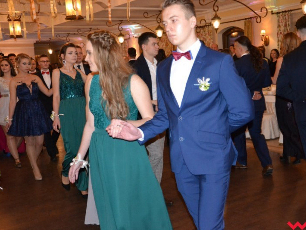 Matura coraz bliżej. Maturzyści „rolnika” zatańczyli poloneza
